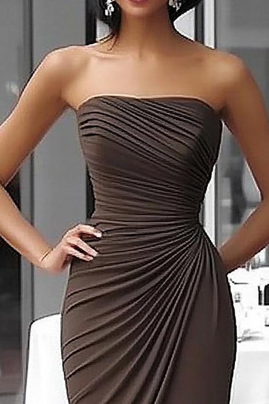 Robe de gala froncée gainée sans bretelles café