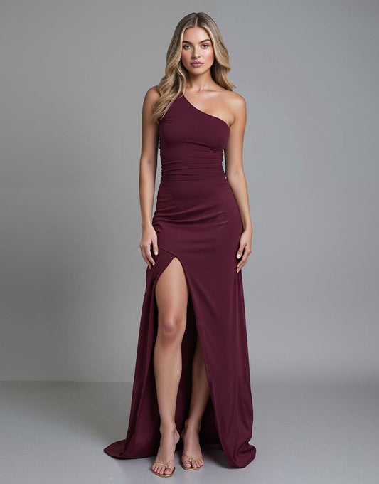 Robe de soirée fourreau bordeaux à une épaule avec fente