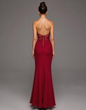 Robe formelle sans bretelles rouge découpée