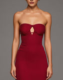 Robe formelle sans bretelles rouge découpée