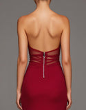Robe formelle sans bretelles rouge découpée