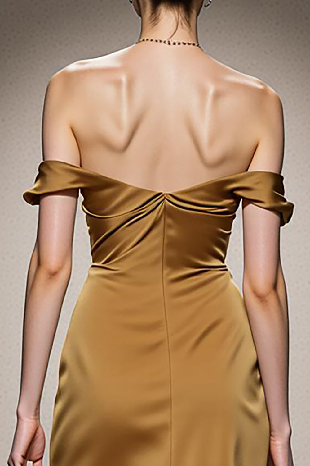 Robe de soirée sirène en satin jaune à épaules dénudées