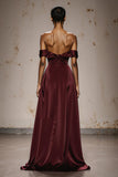 Robe de soirée en satin bordeaux à épaules dénudées