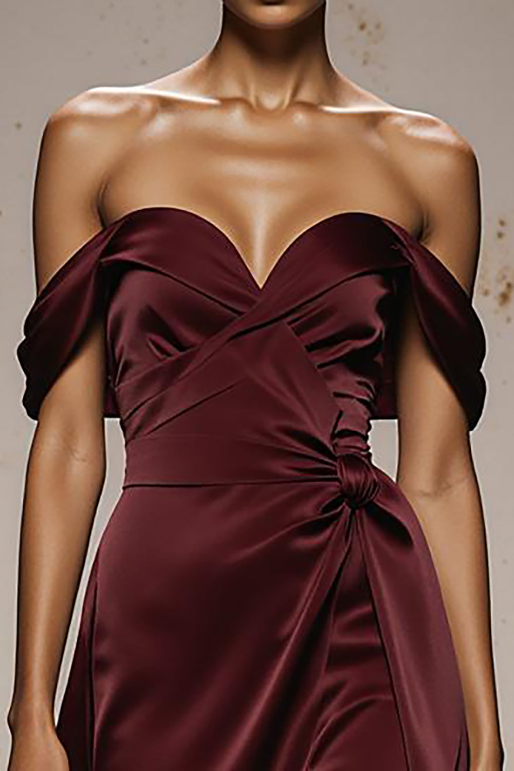 Robe de soirée en satin bordeaux à épaules dénudées