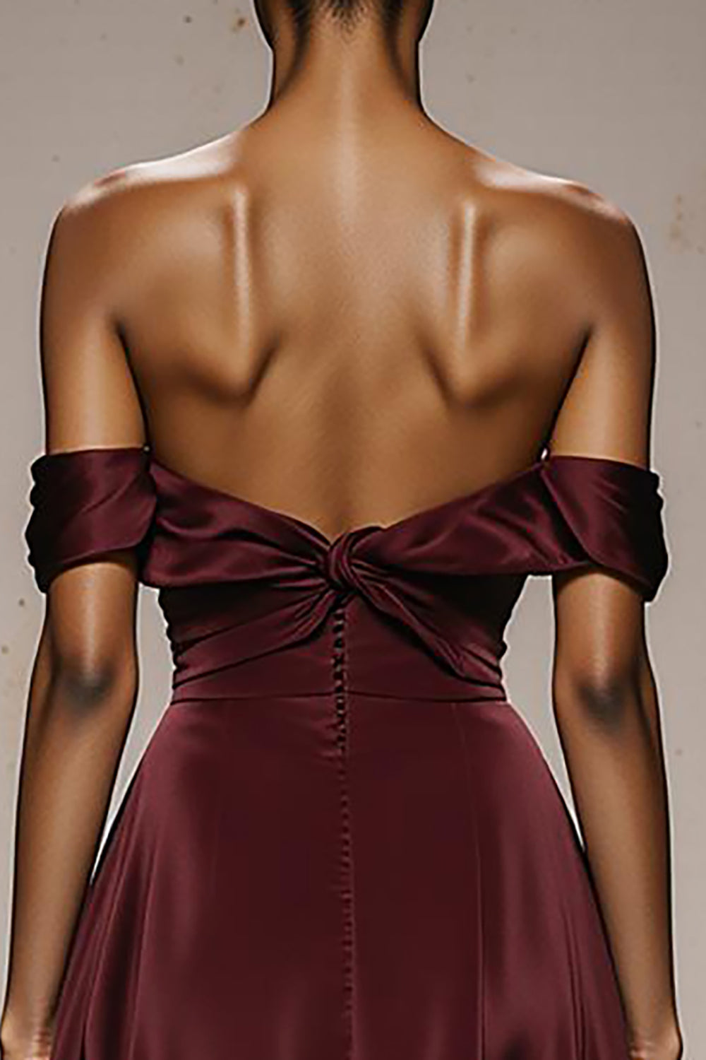 Robe de soirée en satin bordeaux à épaules dénudées