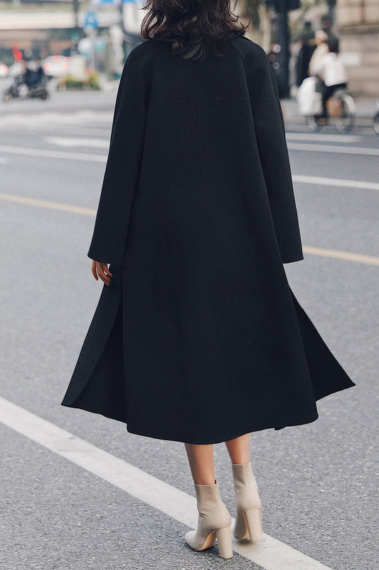 Manteau de laine ceinturé à revers noir avec poches