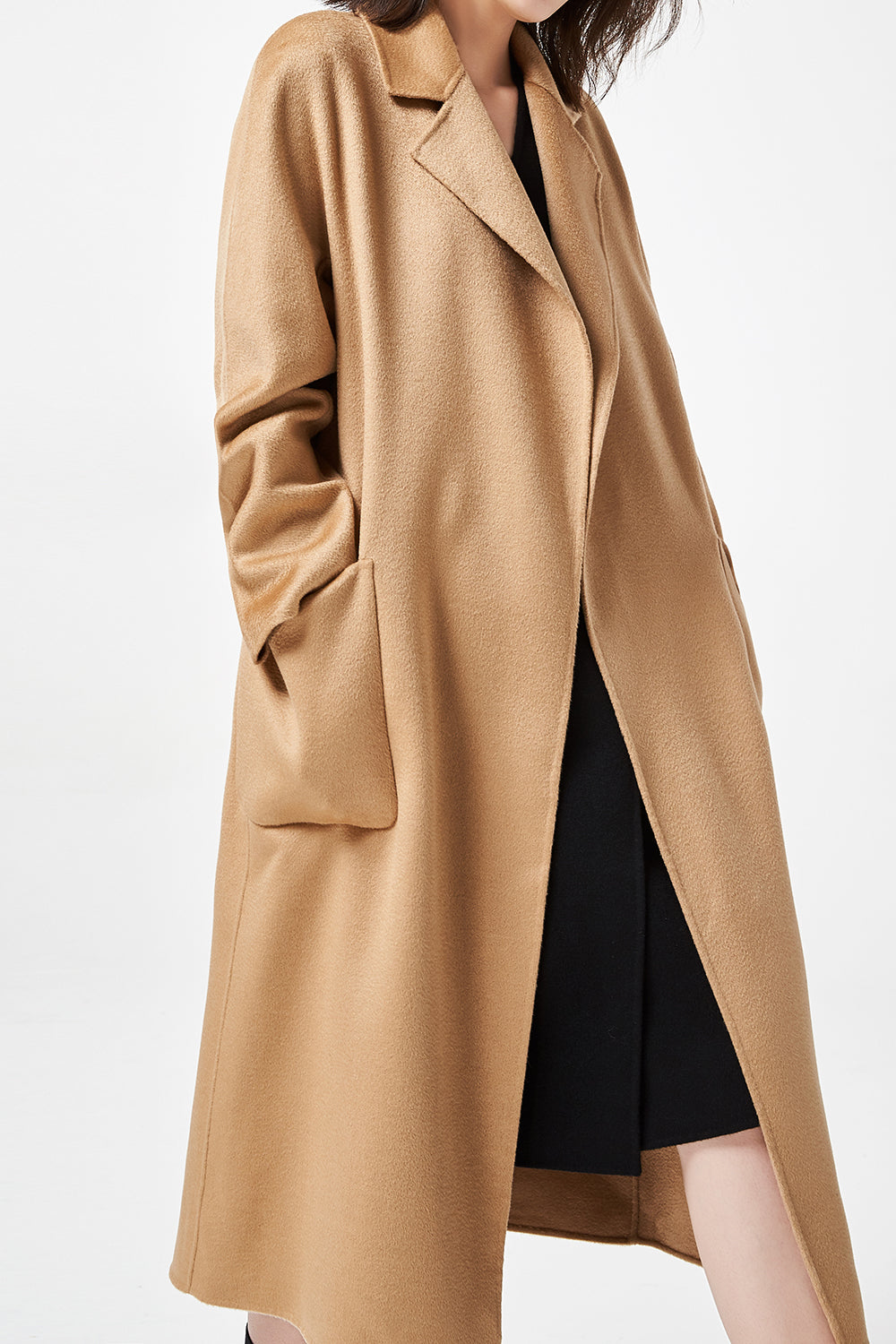 Manteau de laine ceinturé à revers noir avec poches