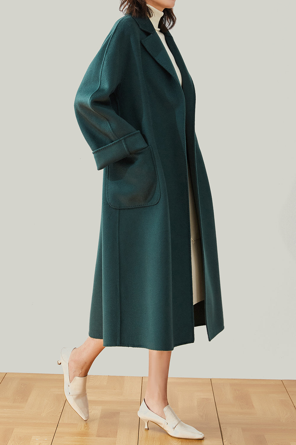 Manteau de laine ceinturé à revers noir avec poches
