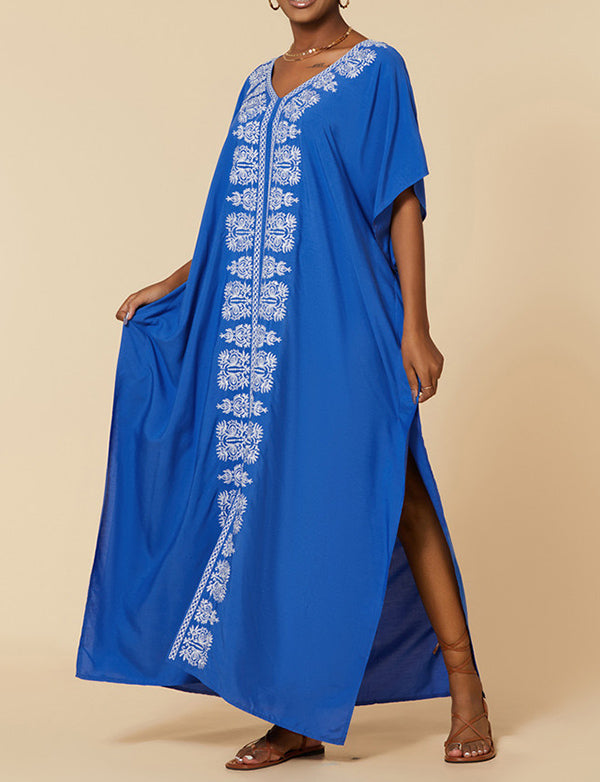Peignoir de plage brodé de fils bleus et blancs