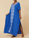 Peignoir de plage brodé de fils bleus et blancs