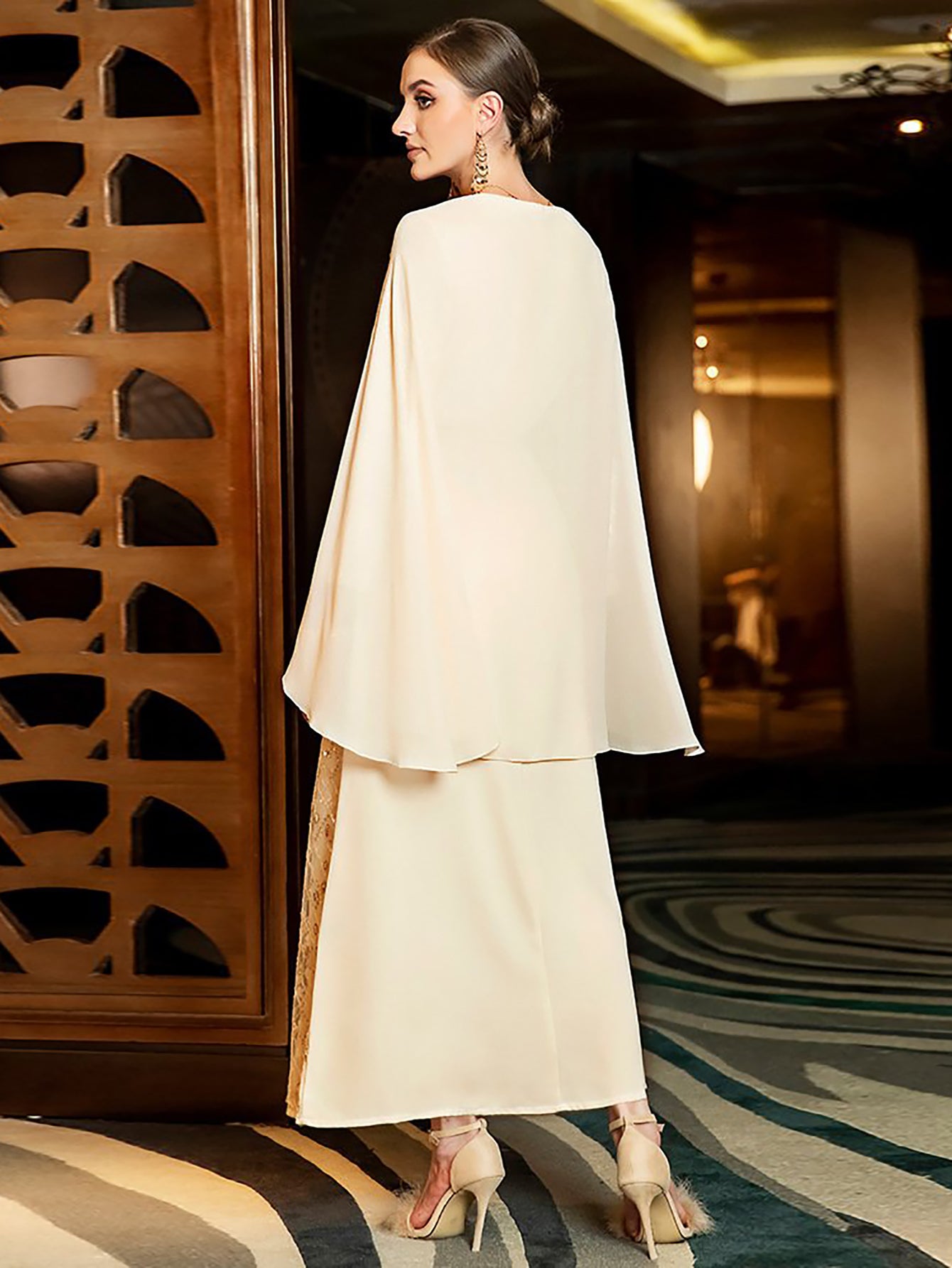 Robe beige à paillettes et strass