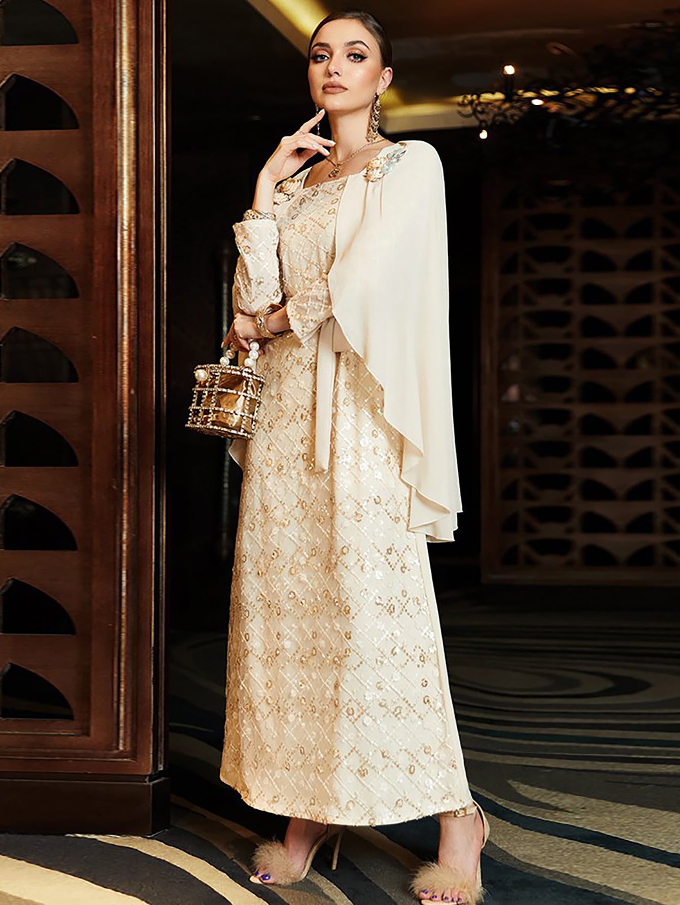 Robe beige à paillettes et strass