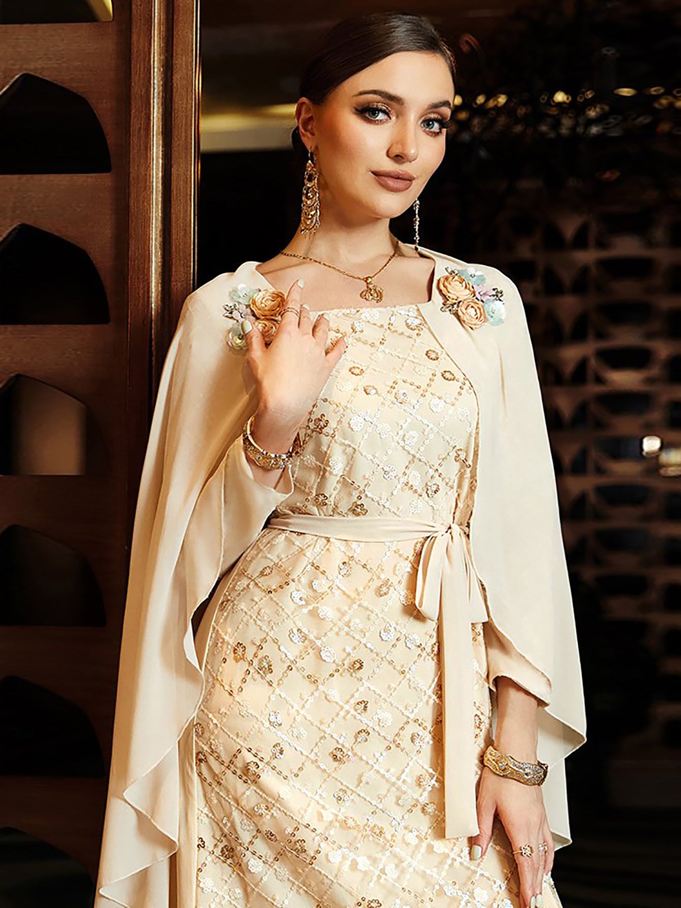 Robe beige à paillettes et strass