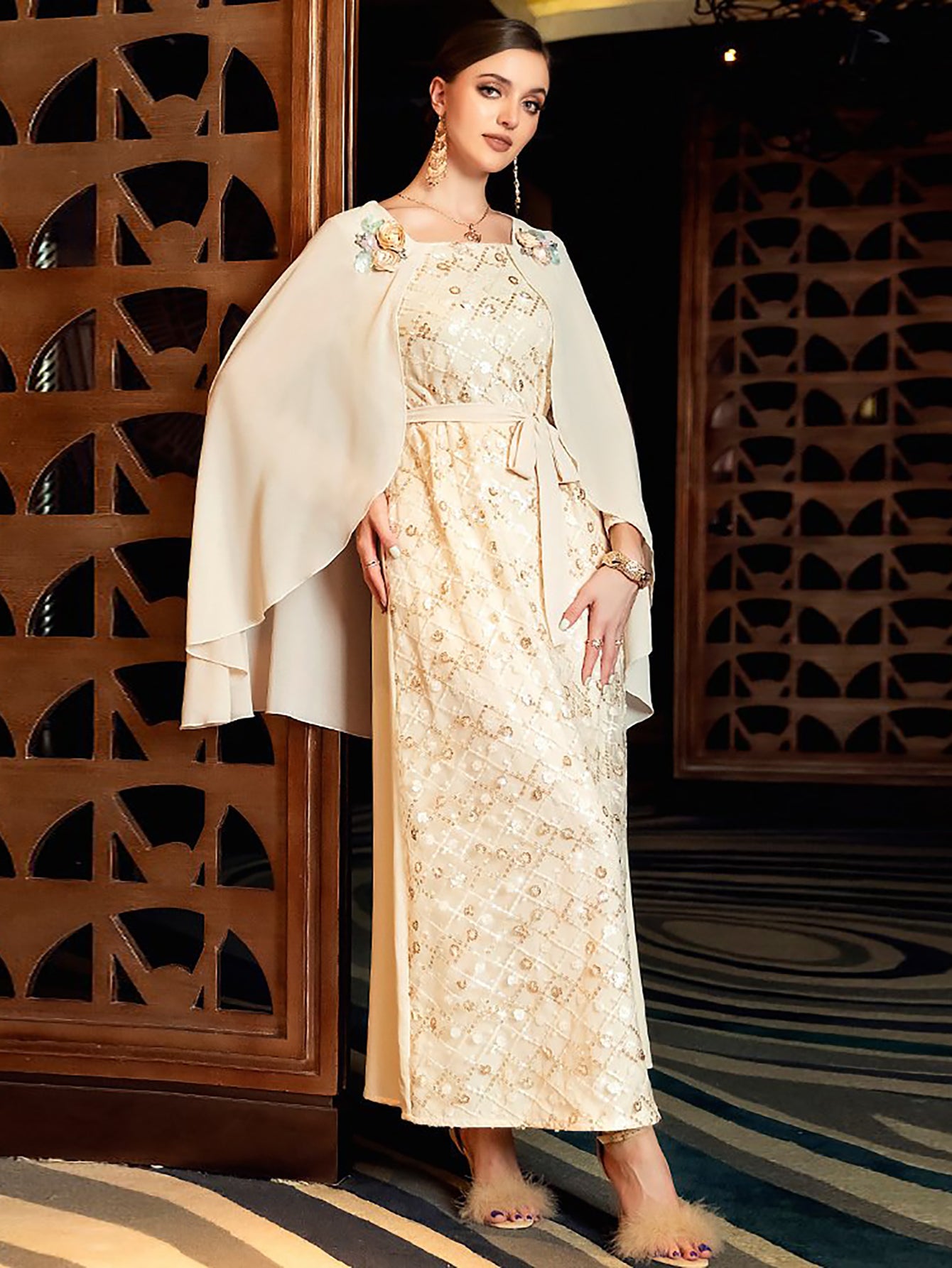 Robe beige à paillettes et strass
