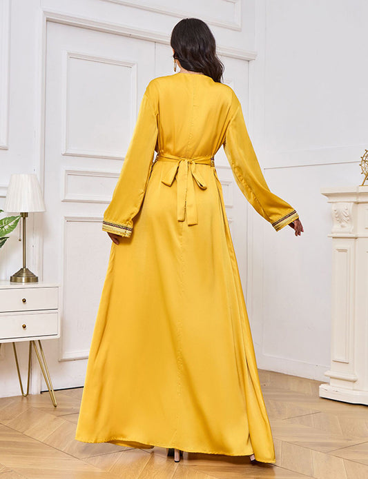 Robe jaune fendue