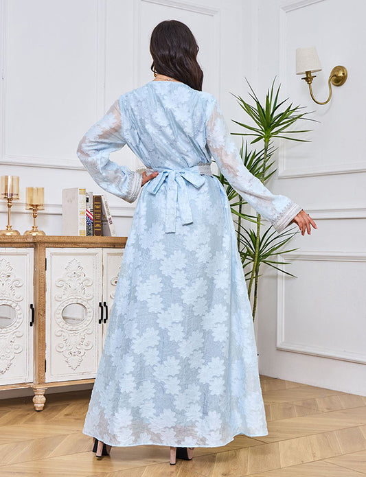 Robe en dentelle argentée avec strass