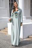 Robe brodée gris-vert avec chapeau