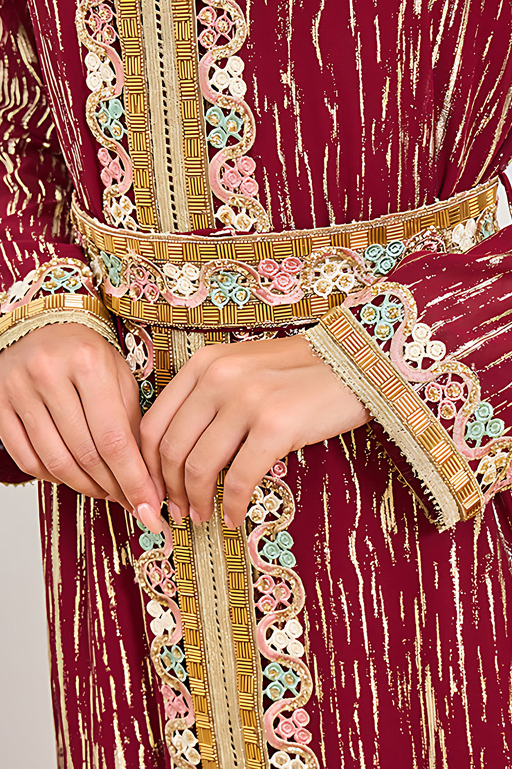 Robe caftan à col en V imprimé bordeaux