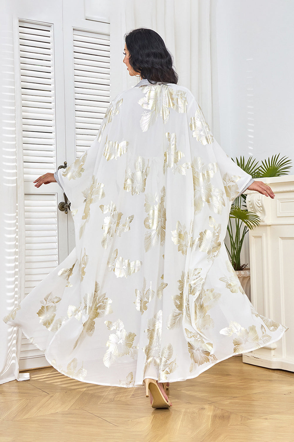 Robe caftan blanche à imprimé papillons