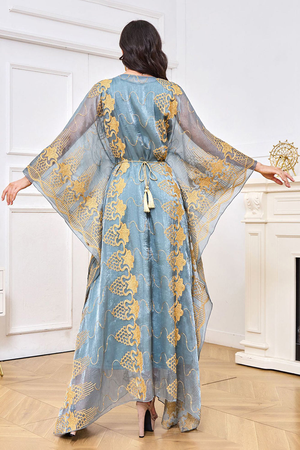 Robe caftan brodée gris-bleu à col rond