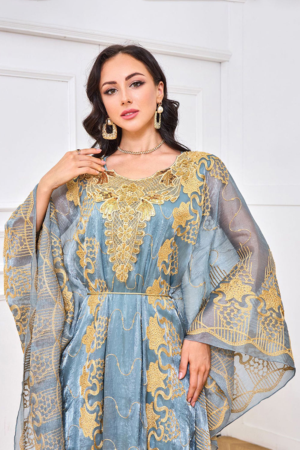 Robe caftan brodée gris-bleu à col rond