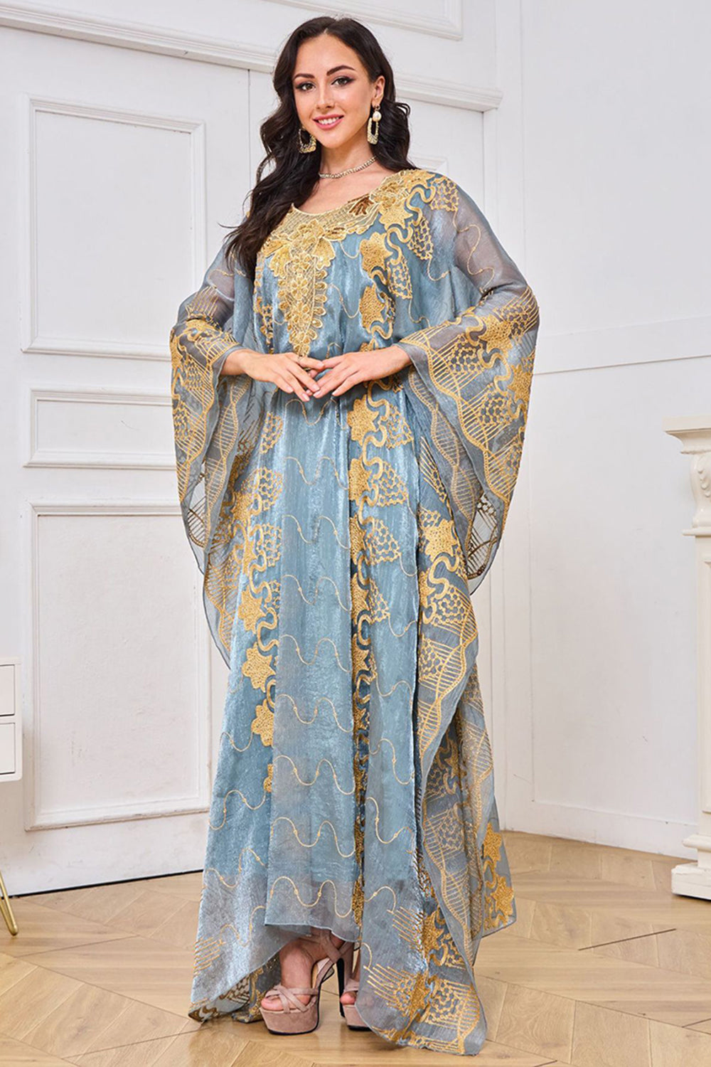 Robe caftan brodée gris-bleu à col rond