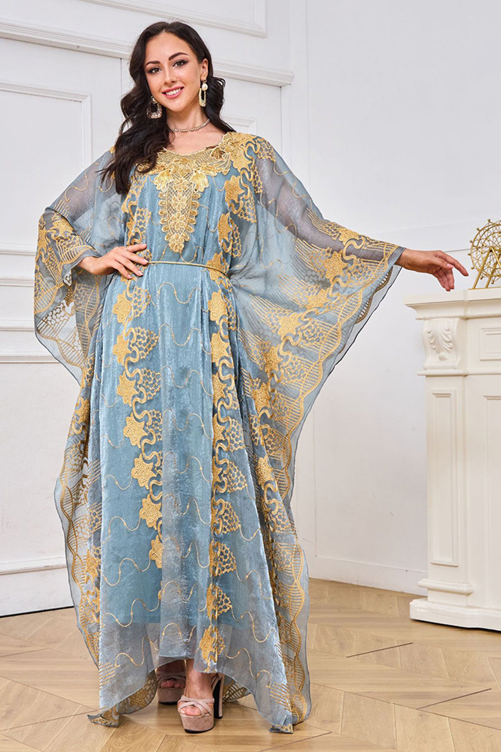 Robe caftan brodée gris-bleu à col rond