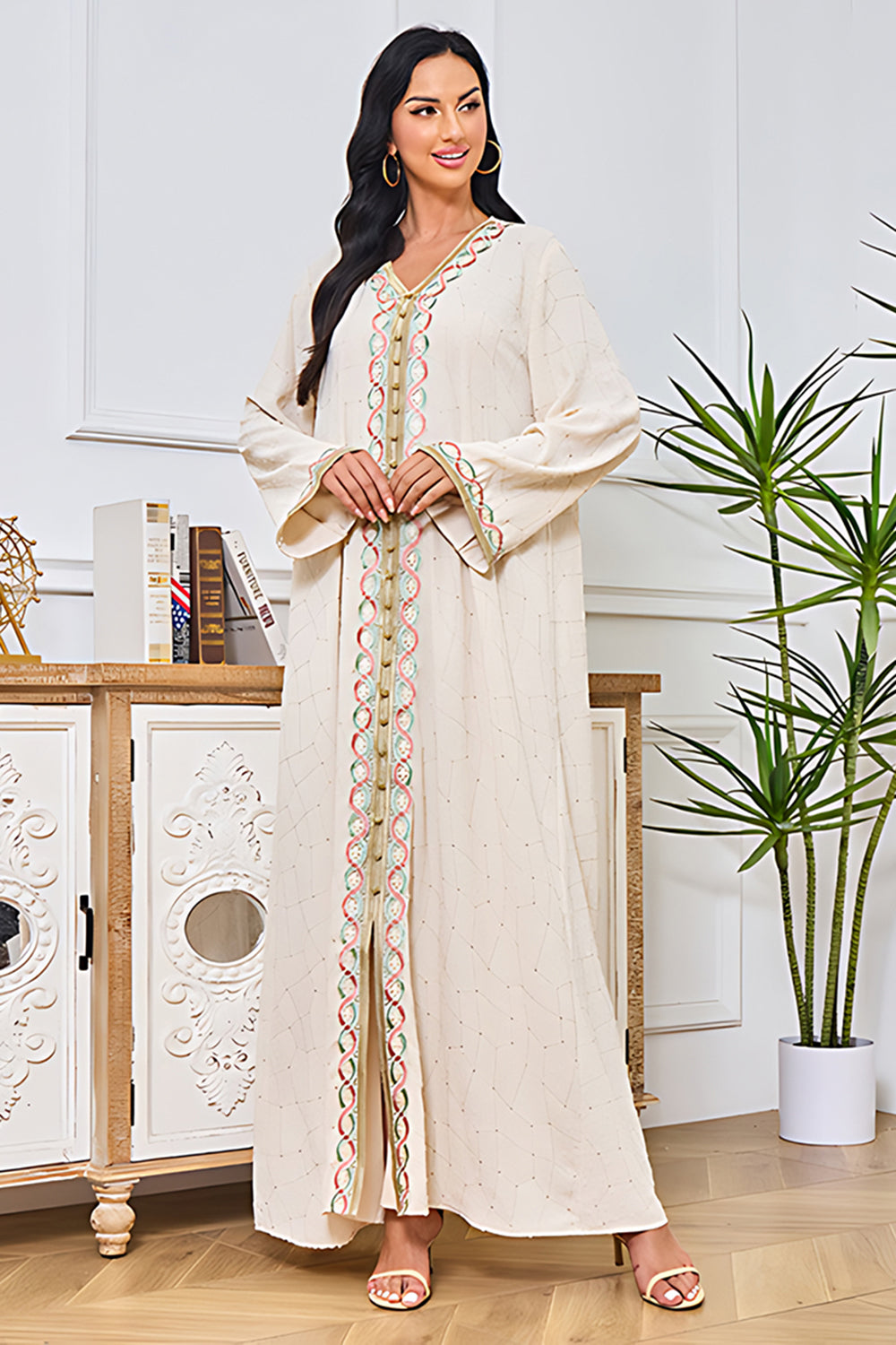 Robe caftan brodée abricot à col en V