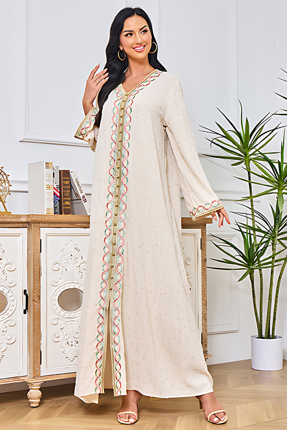 Robe caftan brodée abricot à col en V