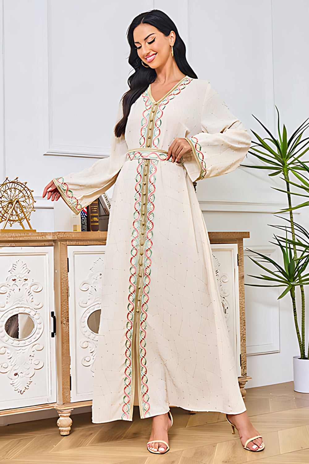 Robe caftan brodée abricot à col en V