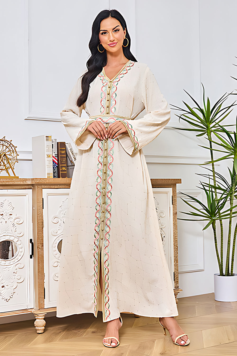 Robe caftan brodée abricot à col en V