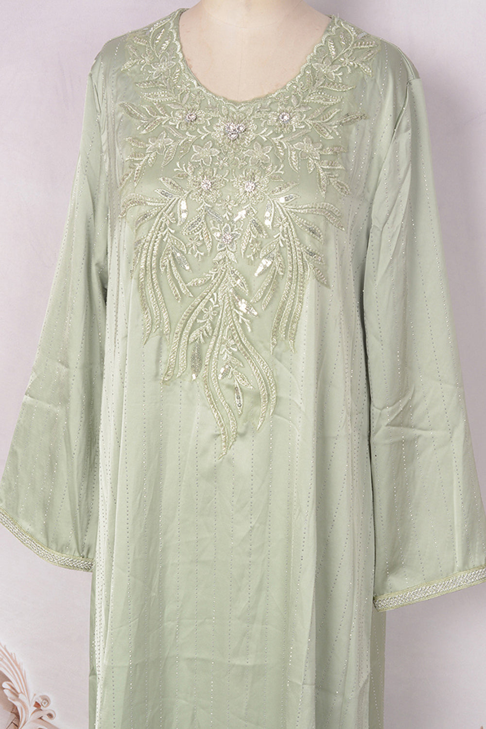 Robe caftan blanche à paillettes et col rond