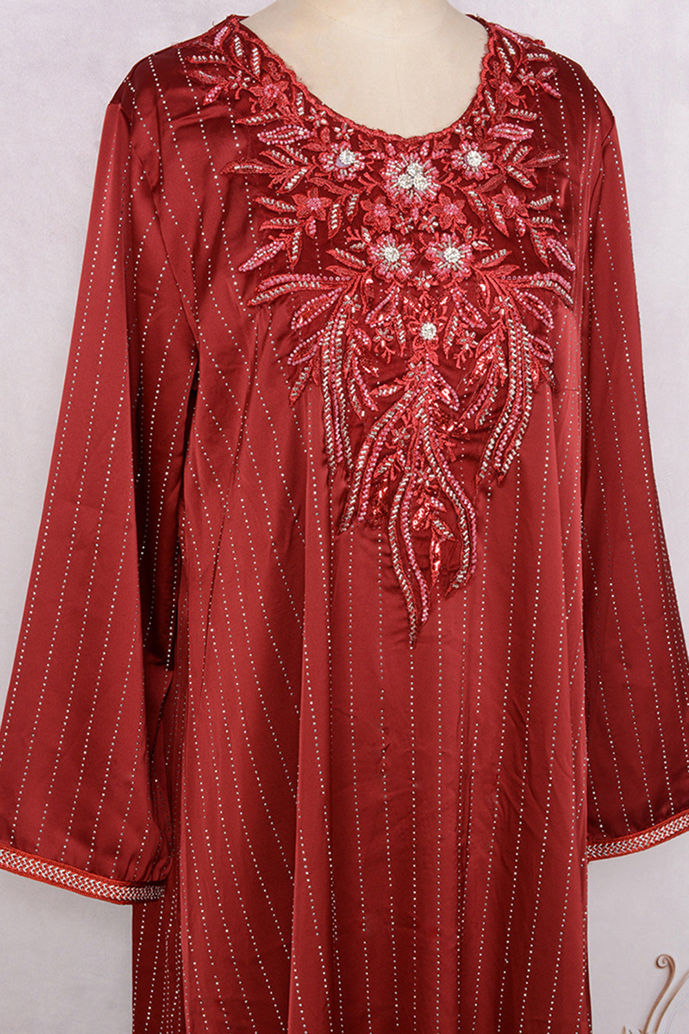 Robe caftan blanche à paillettes et col rond