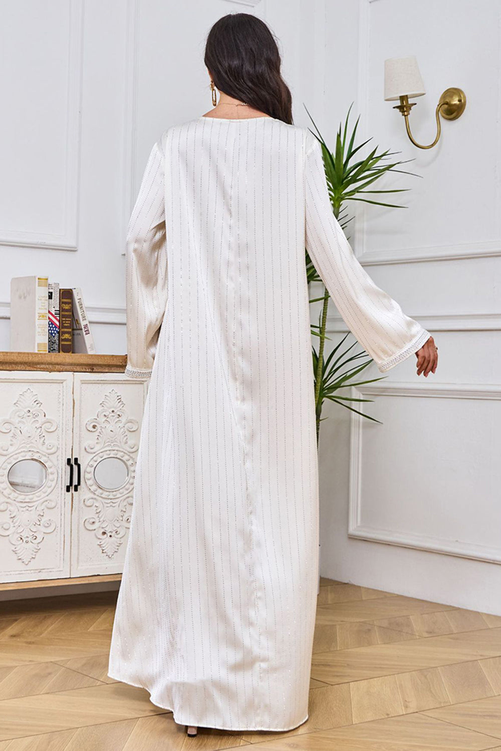 Robe caftan blanche à paillettes et col rond