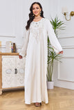 Robe caftan blanche à paillettes et col rond