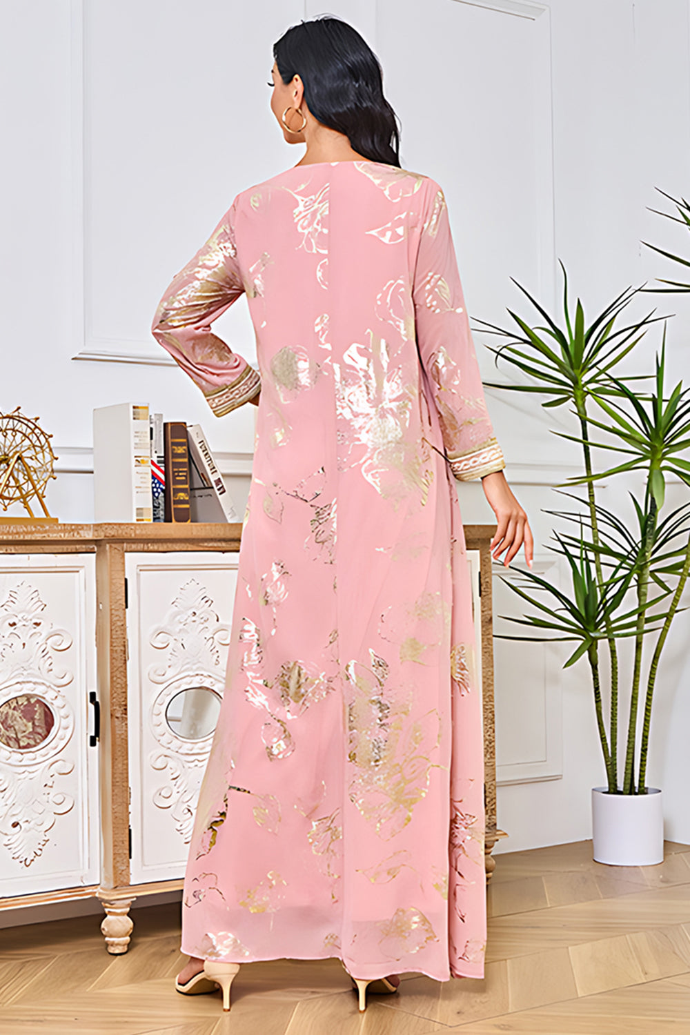 Robe caftan à col en V blush avec appliques