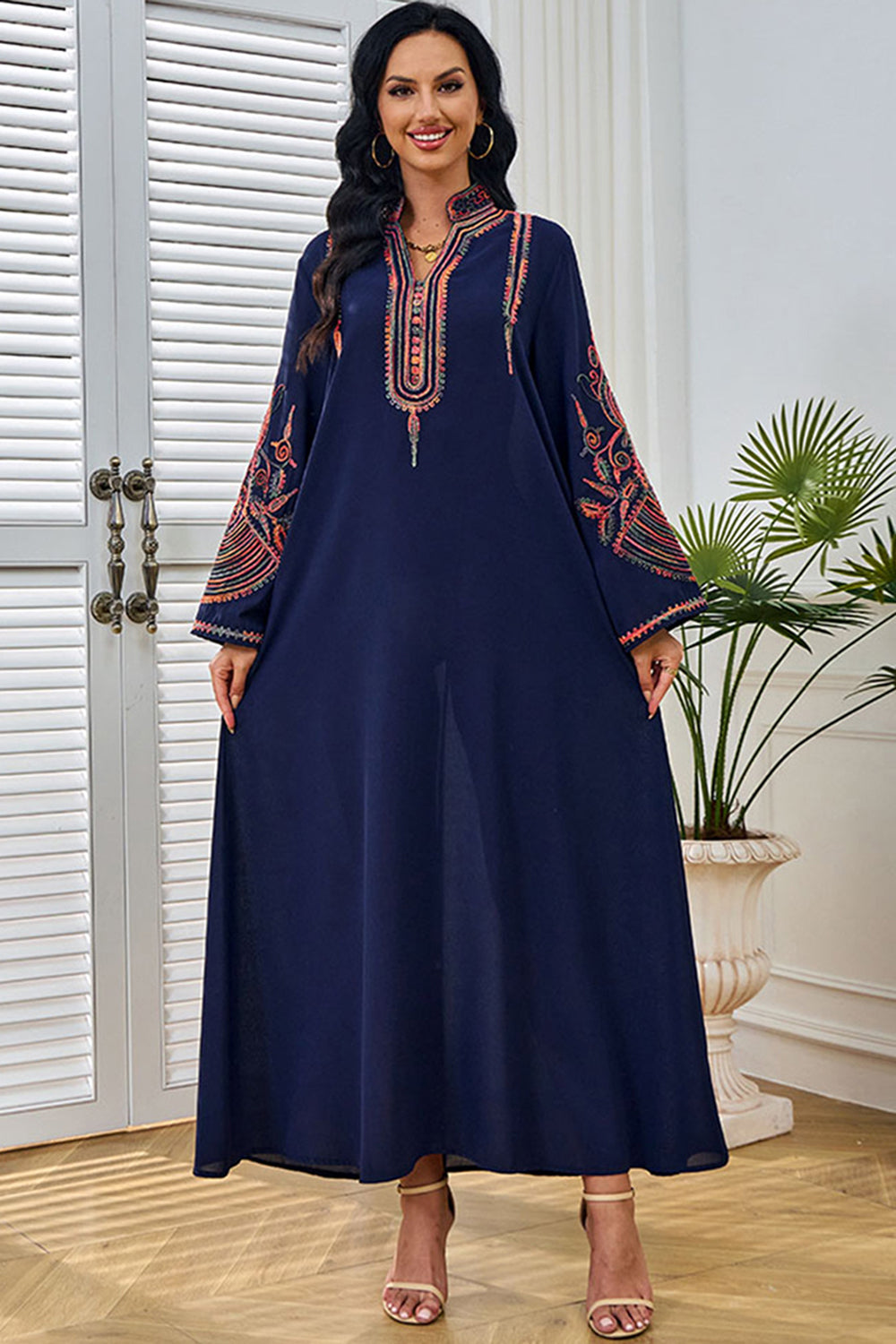 Robe caftan bleu marine avec broderie