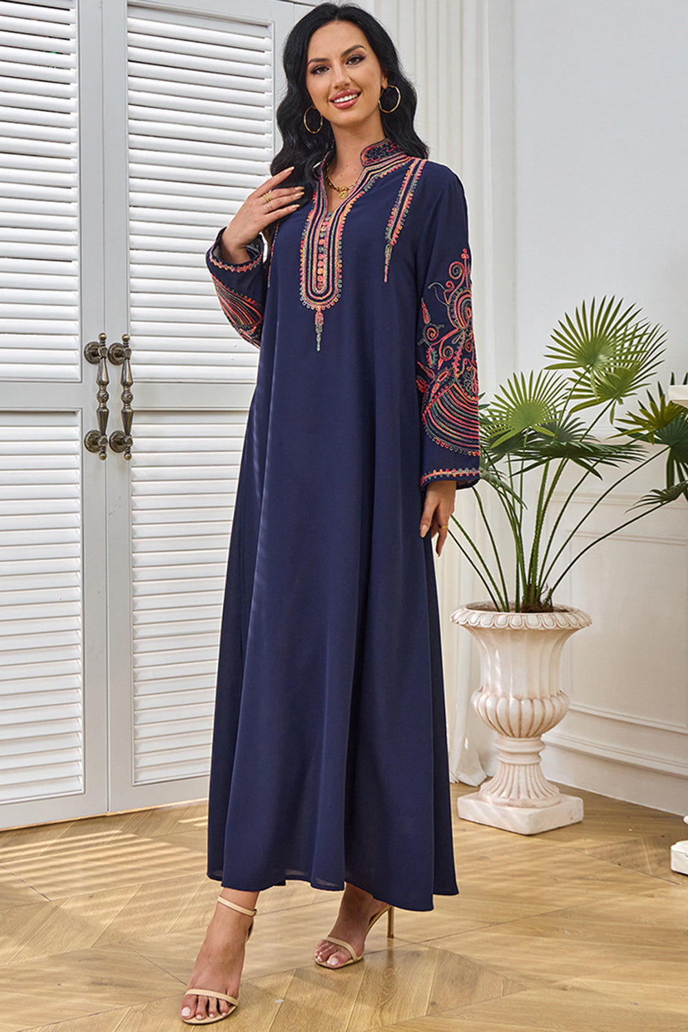 Robe caftan bleu marine avec broderie