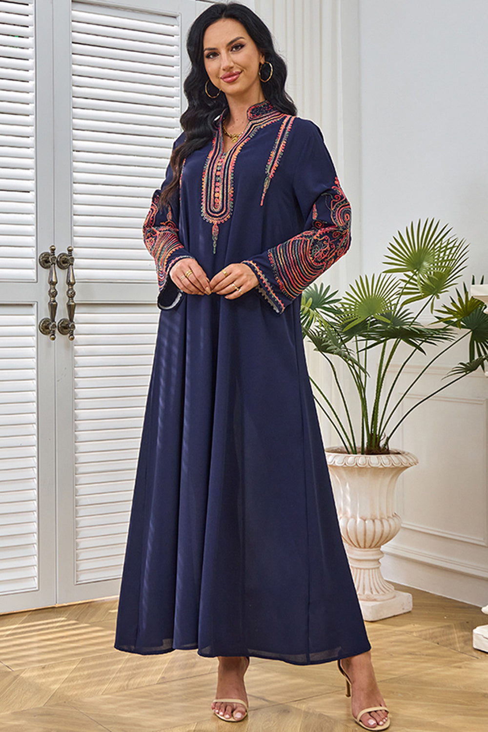 Robe caftan bleu marine avec broderie