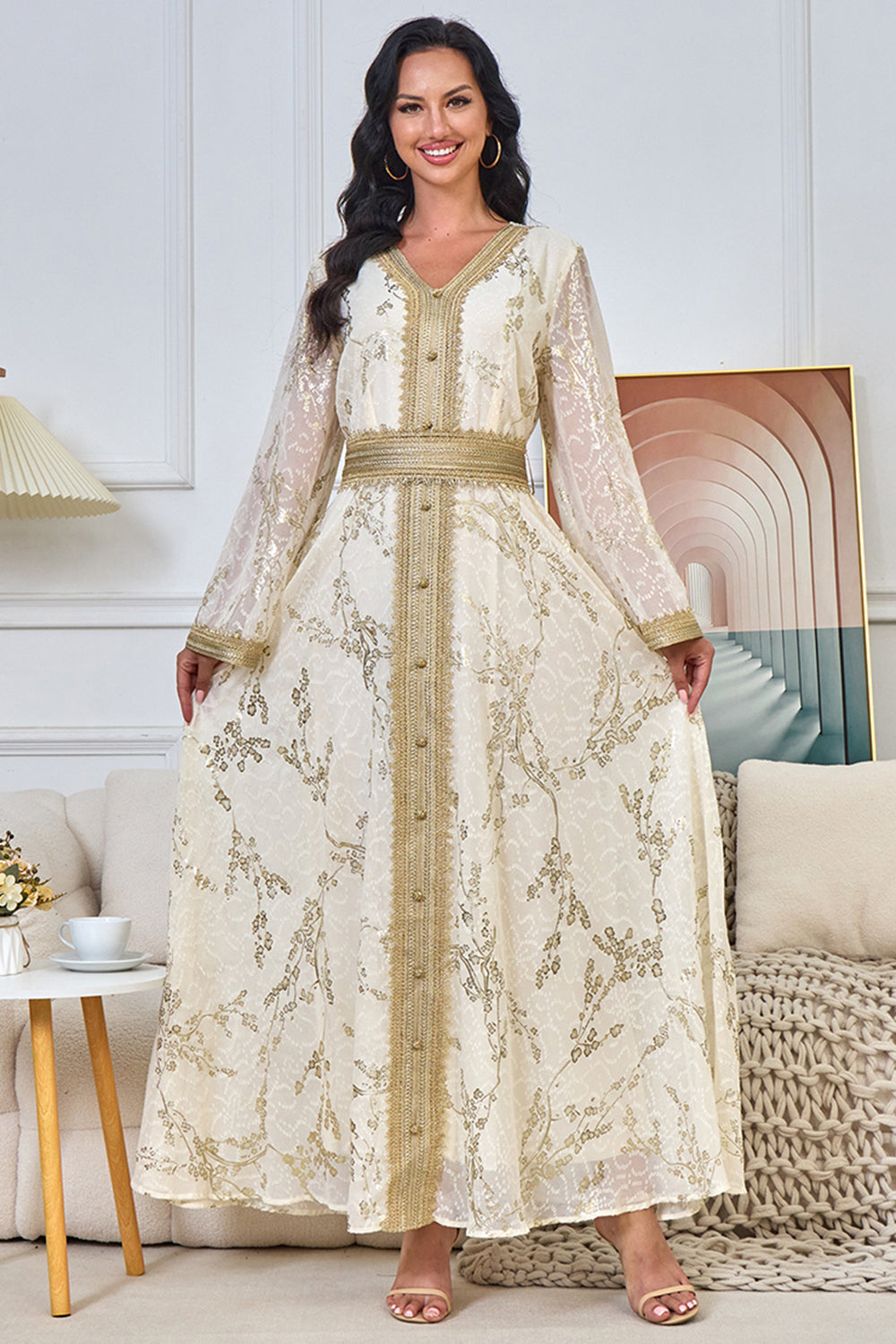 Robe caftan abricot à col en V et broderies