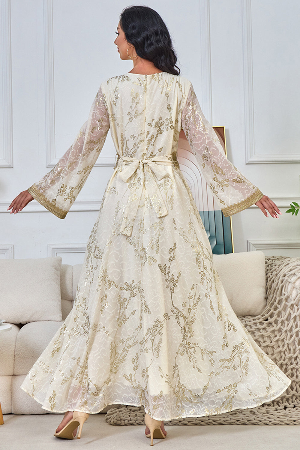 Robe caftan abricot à col en V et broderies