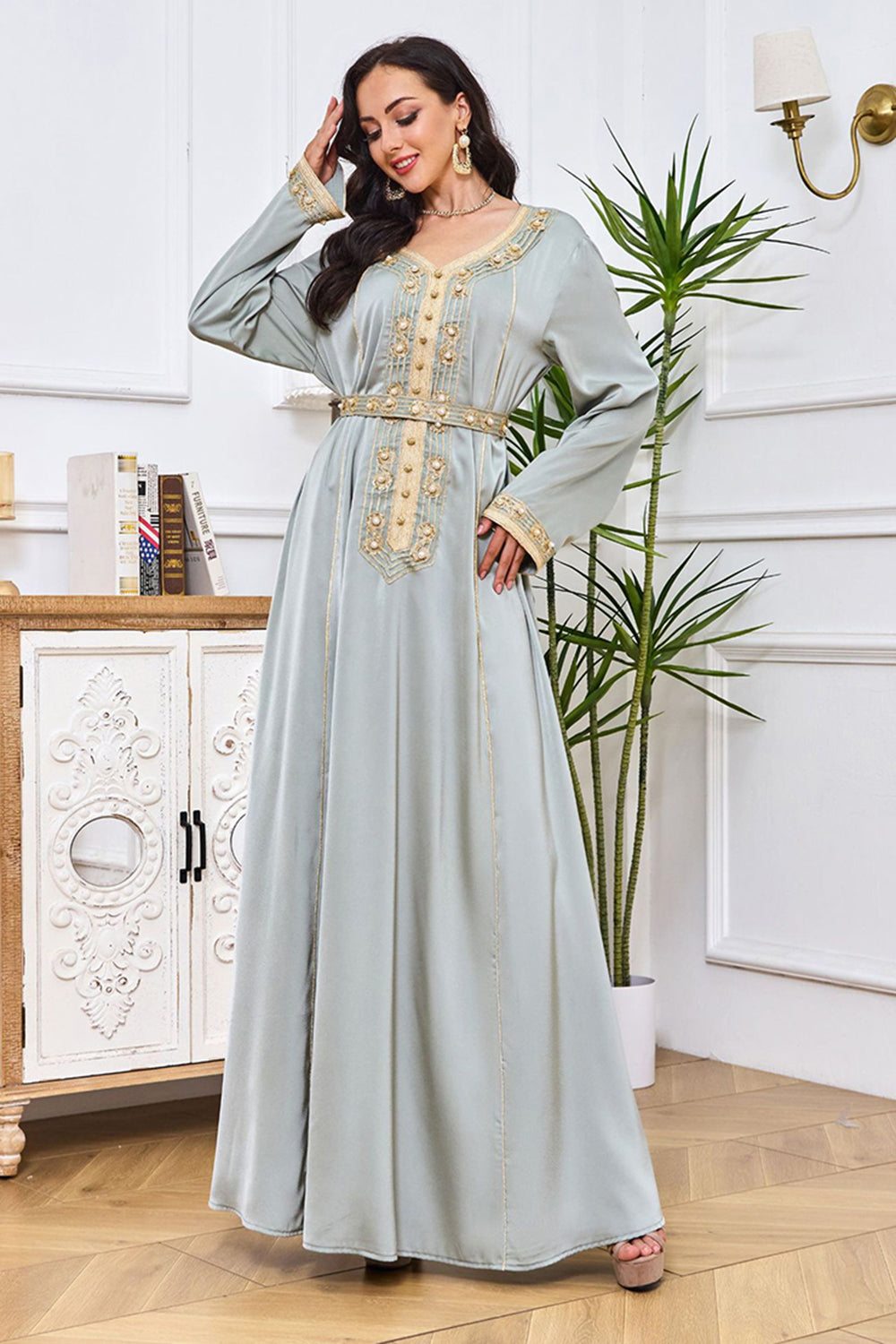 Robe caftan à col rond gris vert avec broderie