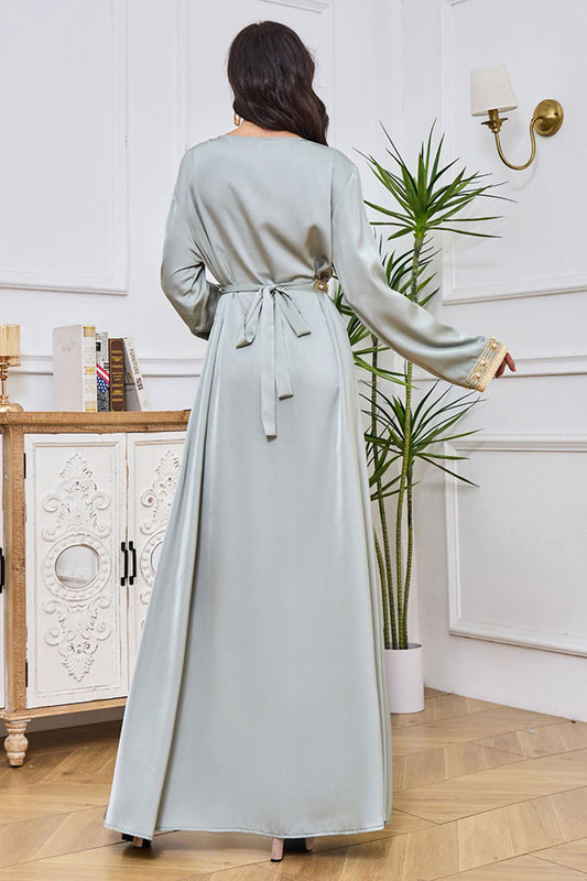 Robe caftan à col rond gris vert avec broderie