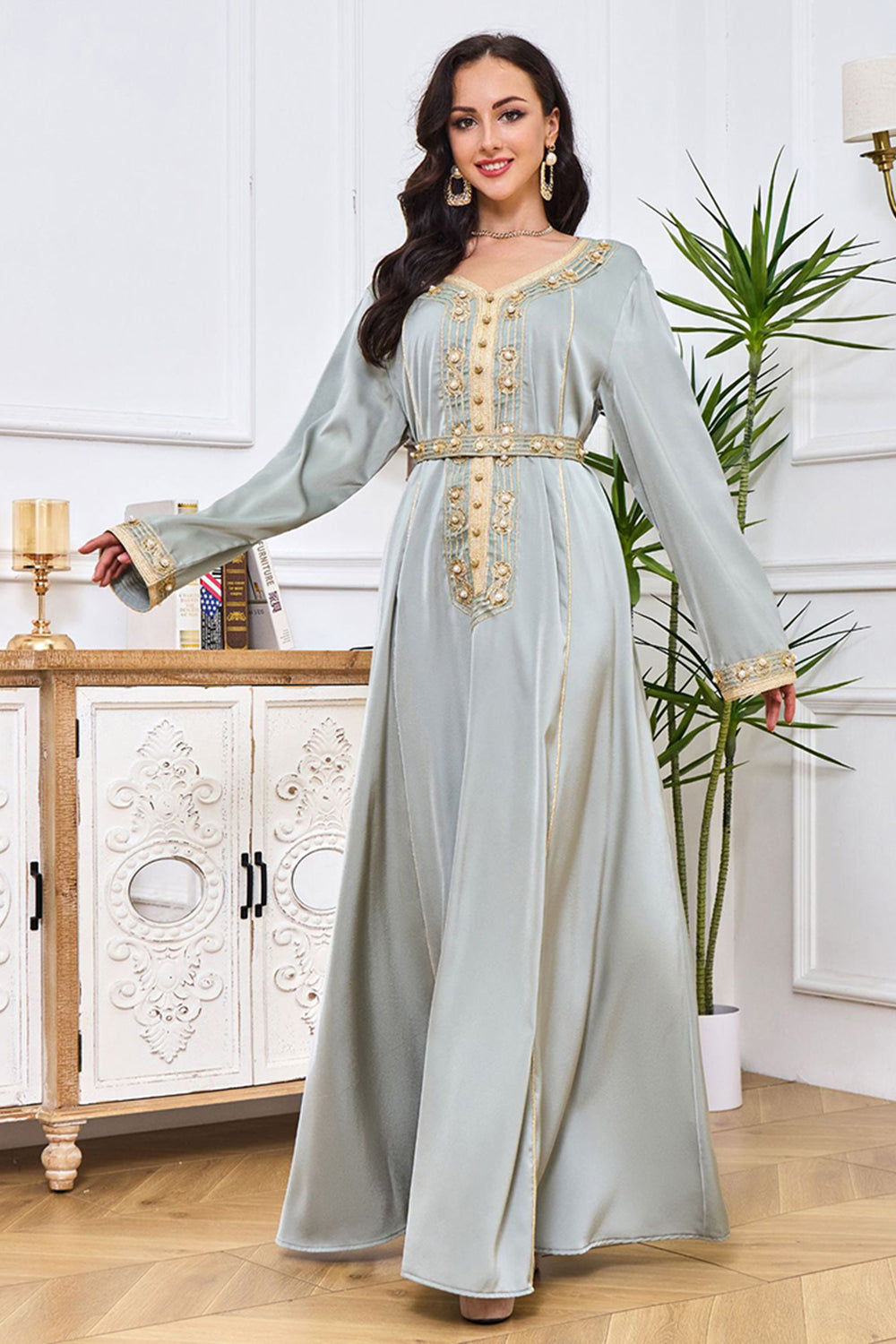 Robe caftan à col rond gris vert avec broderie