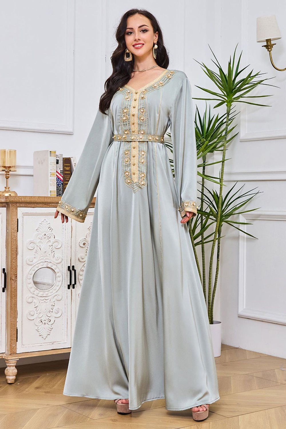 Robe caftan à col rond gris vert avec broderie