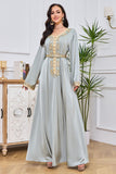 Robe caftan à col rond gris vert avec broderie