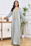 Robe caftan à col rond gris vert avec broderie