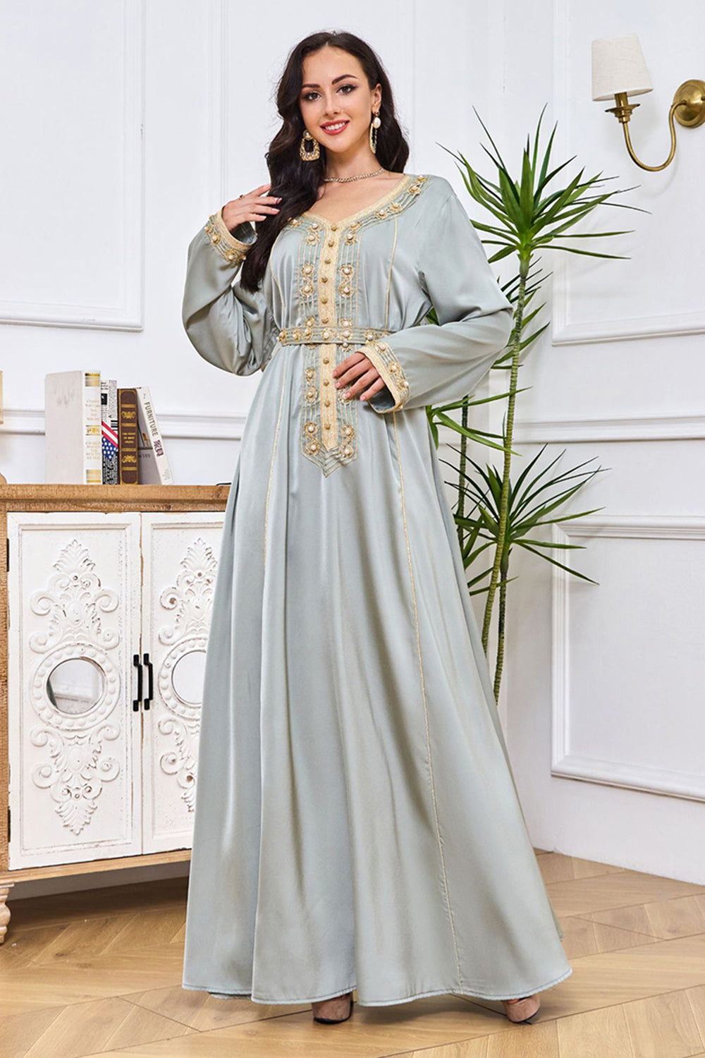 Robe caftan à col rond gris vert avec broderie
