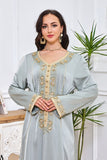 Robe caftan à col rond gris vert avec broderie