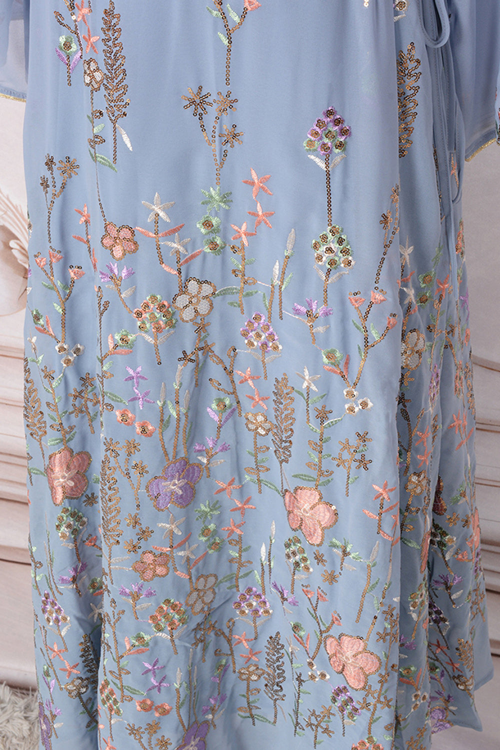 Robe caftan blanche à imprimé floral et col en V